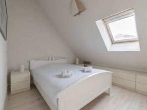 2 bedrooms, iron/ironing board, bed sheets