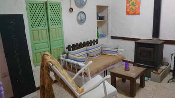 Een televisie en een open haard