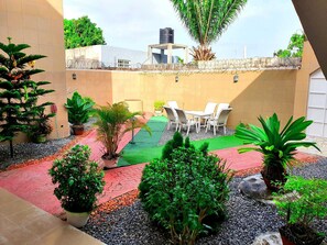 Outdoor dining - Comfortable new apartment (Lomé)