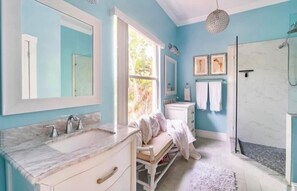 Combined shower/bathtub, hair dryer, bidet, towels