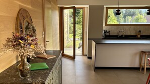 Una cocina moderna con un revestimiento de madera, un ventanal y vistas al exterior.