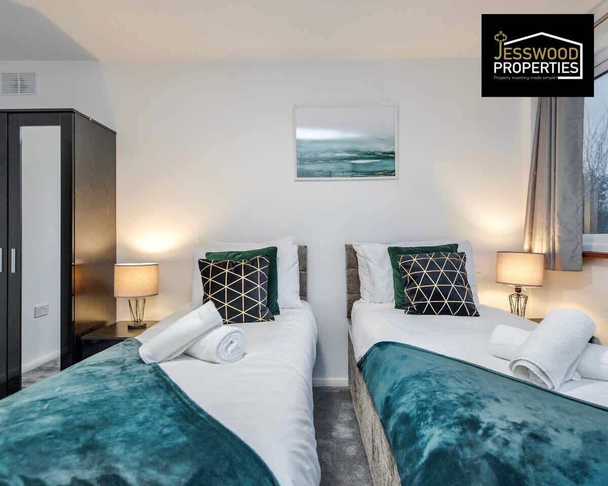 5 bedrooms, iron/ironing board, WiFi, bed sheets