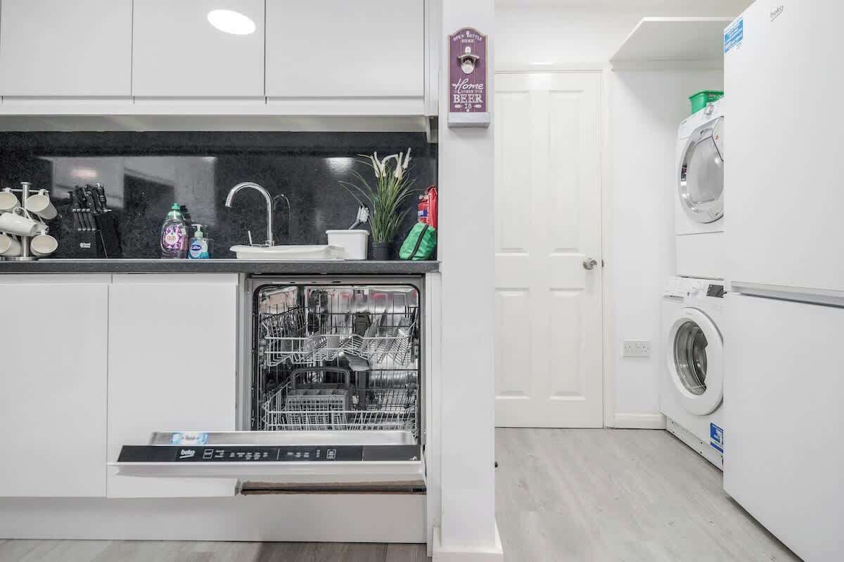 Fridge, microwave, oven, dishwasher