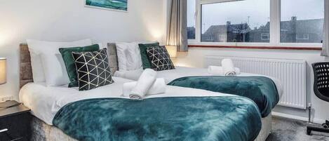 5 bedrooms, iron/ironing board, WiFi, bed sheets