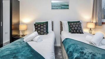 5 bedrooms, iron/ironing board, WiFi, bed sheets