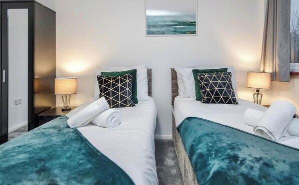 5 bedrooms, iron/ironing board, WiFi, bed sheets