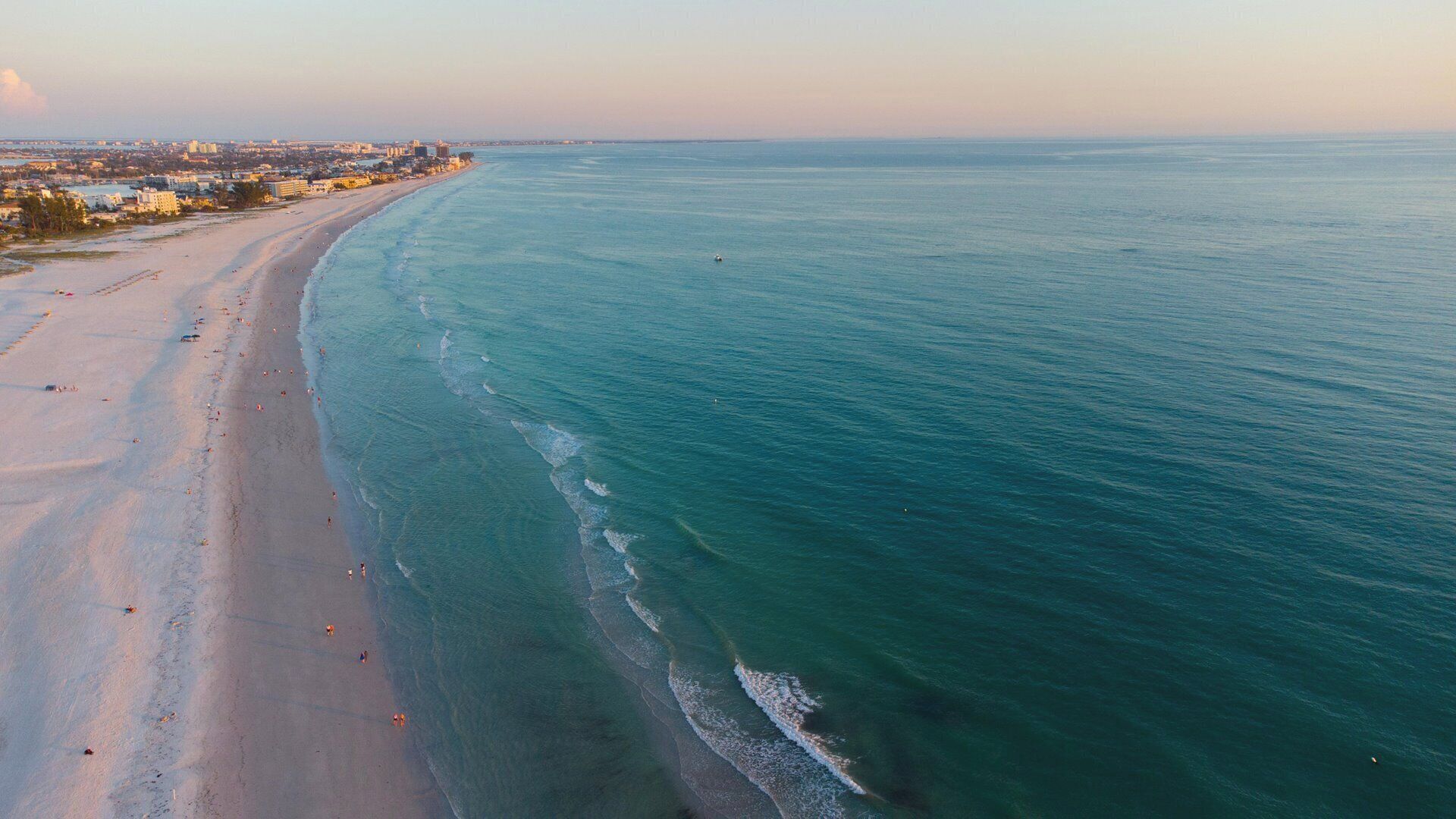 Playa en los alrededores, camastros y toallas de playa 