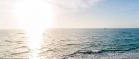 Playa en los alrededores, camastros y toallas de playa