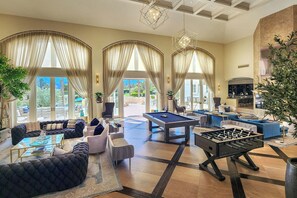 Télévision, cheminée