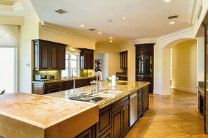 Luokittelematon kuva, 2 kautta 50, painike