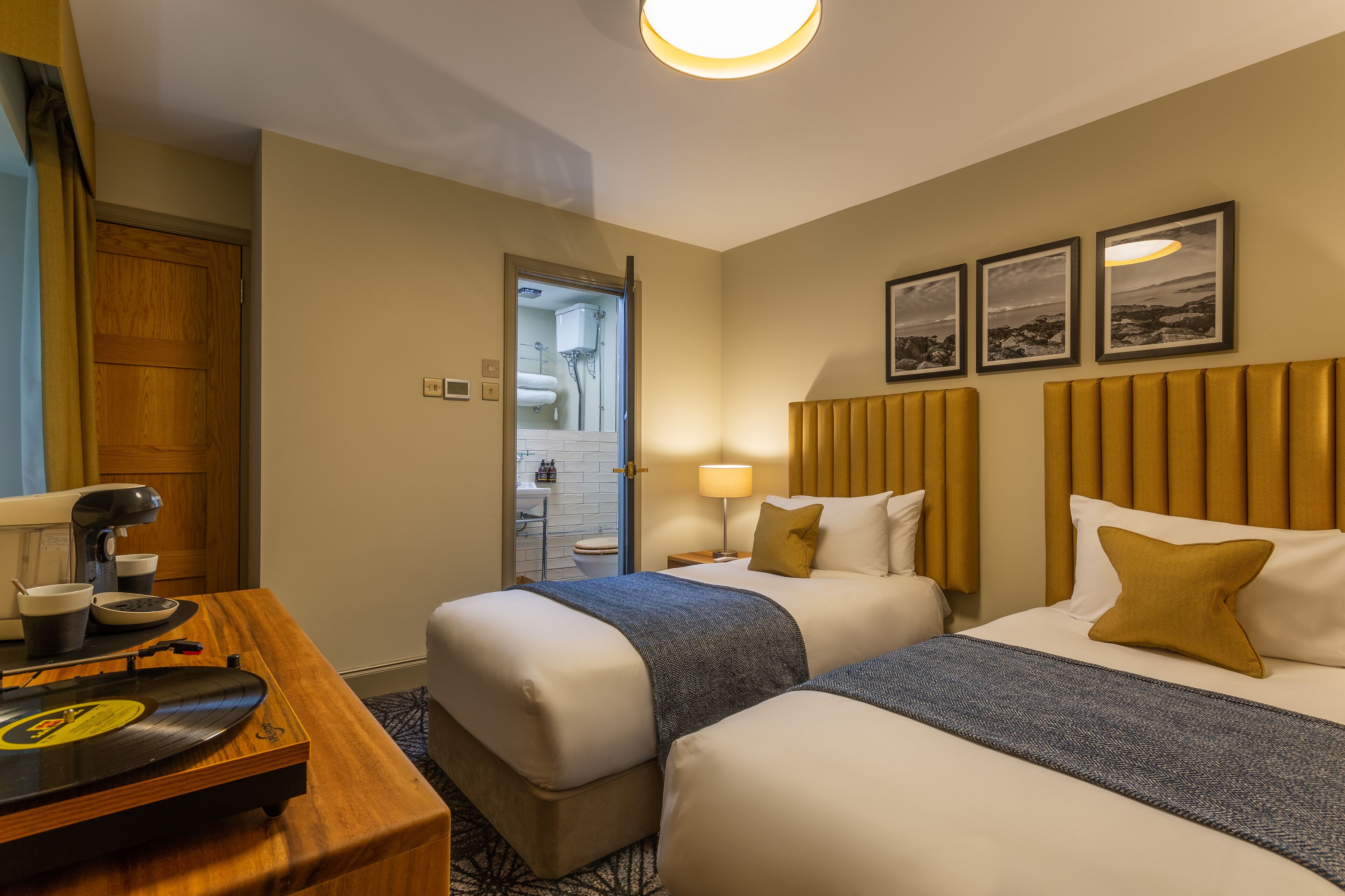 standard twin room | individually decorated, individually furnished, desk, laptop workspace