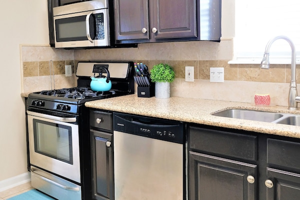 Casa Deluxe, 3 habitaciones | Cocina privada | Refrigerador, tostadora, artículos de limpieza y toallas de papel