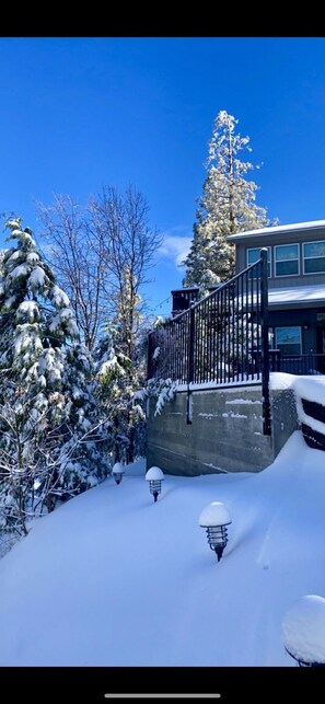 Property grounds - The Treehouse@Cedar Terr- family+pet friendly (Lake Arrowhead)