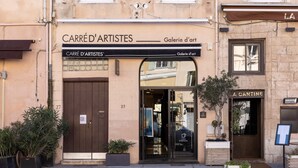 En butik med skylten ”CARRÉ D’ARTISTES, konstgalleri”.