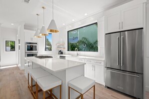 Refrigerador, microondas, horno y parrilla de estufa