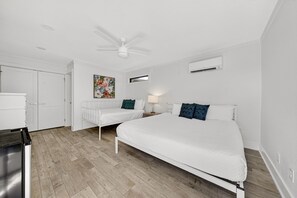 5 bedrooms, iron/ironing board, WiFi, bed sheets - Crystal Oasis with EV Charger, Pool, Beach Chair Setup, and Steps From Beach (Destin)