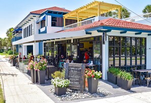 Outdoor dining - Crystal Oasis with EV Charger, Pool, Beach Chair Setup, and Steps From Beach (Destin)