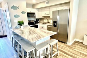 Frigorifero, microonde, forno, piano cottura