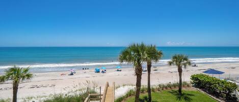 Accommodatie ligt op het strand, ligstoelen, strandlakens