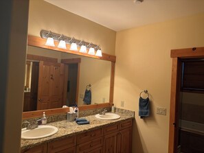 Duschwanne, Haartrockner, Handtücher, Seife