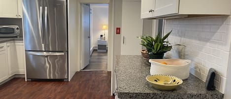 冷蔵庫、電子レンジ、オーブン、コンロ