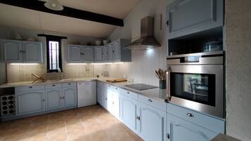 Een koelkast, een microgolfoven, een oven, een kookplaat