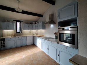 Een koelkast, een microgolfoven, een oven, een kookplaat