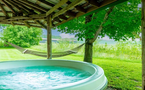 Cozy Bourbon Country Cabin with HOT TUB and Fire Pit on Brashears Creek