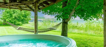 Cozy Bourbon Country Cabin with HOT TUB and Fire Pit on Brashears Creek