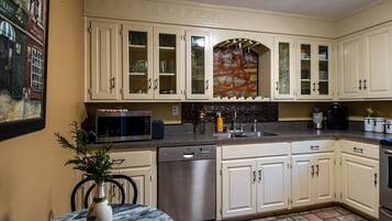 House, Multiple Beds, Kitchen | Private kitchen | Fridge, microwave, oven, stovetop