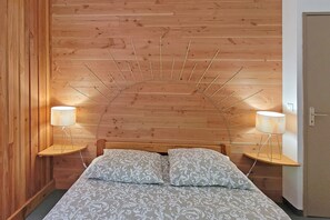 2 bedrooms, iron/ironing board, travel crib, free WiFi - Chalet Soleil, sleeps 1 to 4 in the magnificent Cévennes mountains (ALZON)