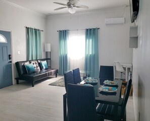 Smart TV, books - Spacious Modern Villa Near Ocean & Palm Cay Marina (Nassau)