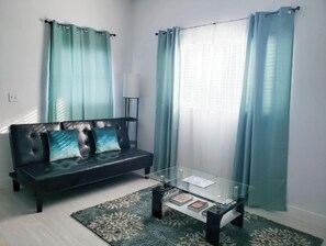 Smart TV, books - Spacious Modern Villa Near Ocean & Palm Cay Marina (Nassau)