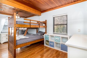 2 habitaciones, tabla de planchar con plancha y cuna de viaje 