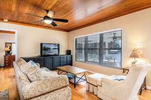 TV, fireplace, books - Lake Hickory Cottage (Township of Taylorsville)