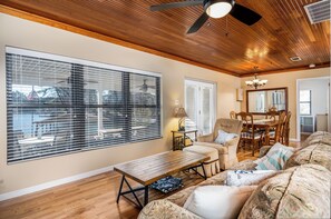 Télévision, cheminée, livres