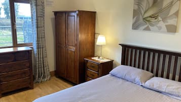 2 slaapkamers, een strijkplank/strijkijzer, reisbedje, gratis wifi