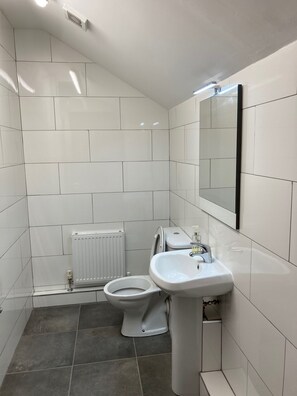 Douche, séchoir à cheveux, serviettes fournies, savon