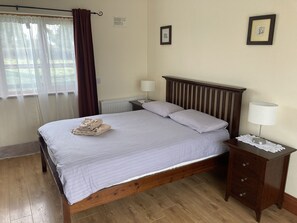 2 chambres, fer et planche à repasser, lit de bébé portatif