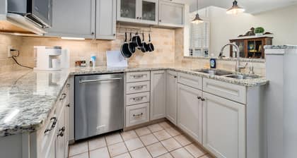 HOLDIAY SALE!! Beautifully decorated home close to everything