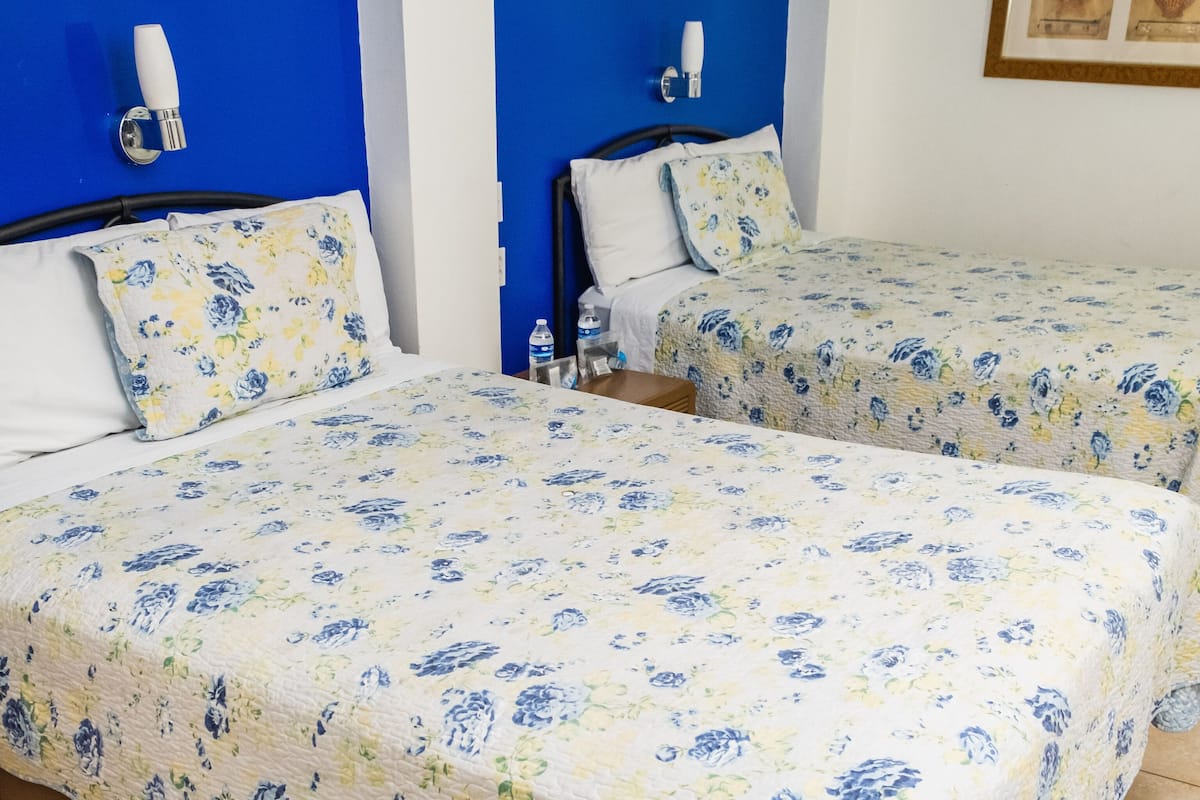 Habitación doble | 1 habitación, tabla de planchar con plancha, wifi gratis y ropa de cama