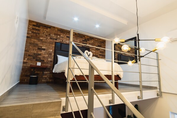 Junior Suite | Iron/ironing board, free WiFi, bed sheets - Hotel Revolución (Tijuana)