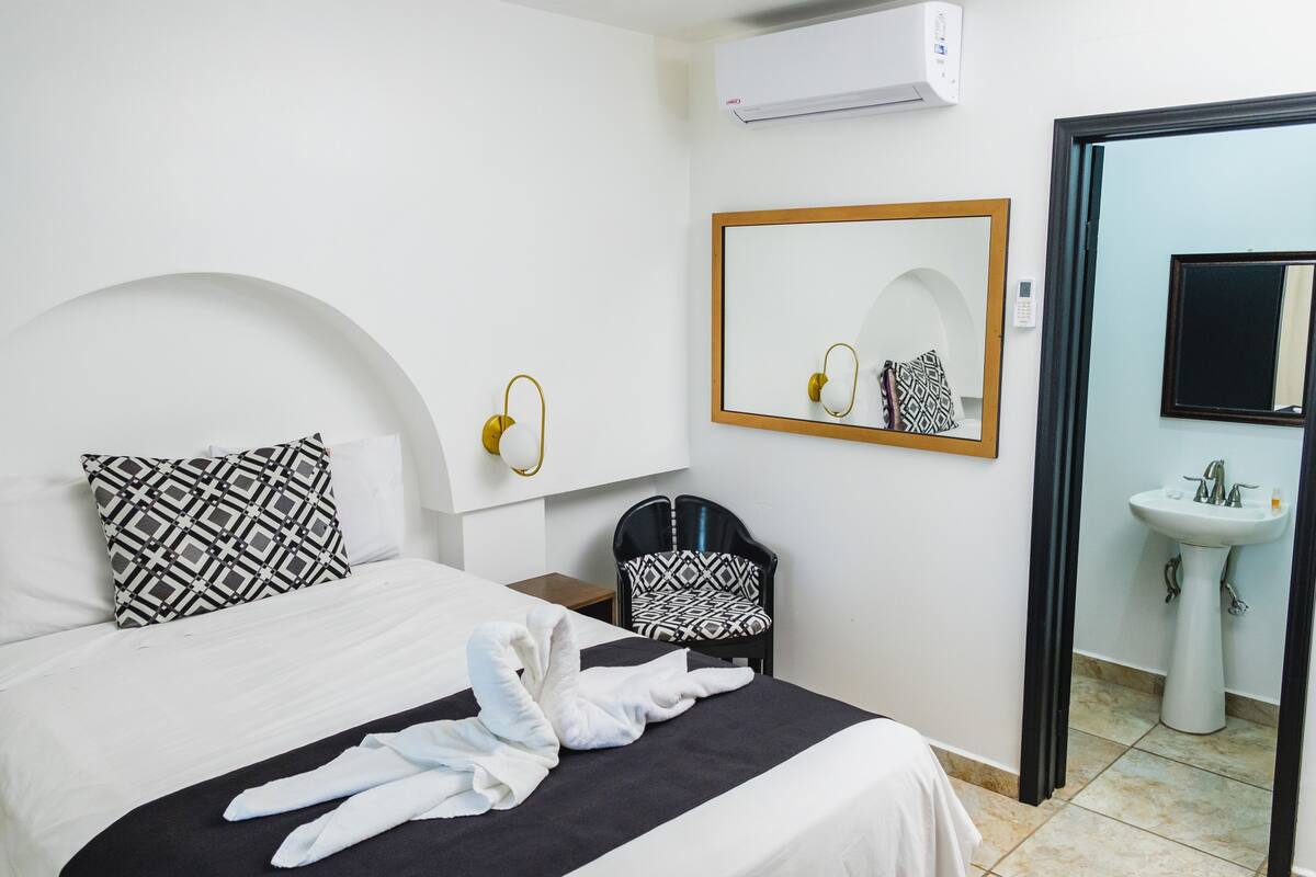 Suite, Balcony | Seterika/papan seterika, Wi-fi percuma, cadar katil 