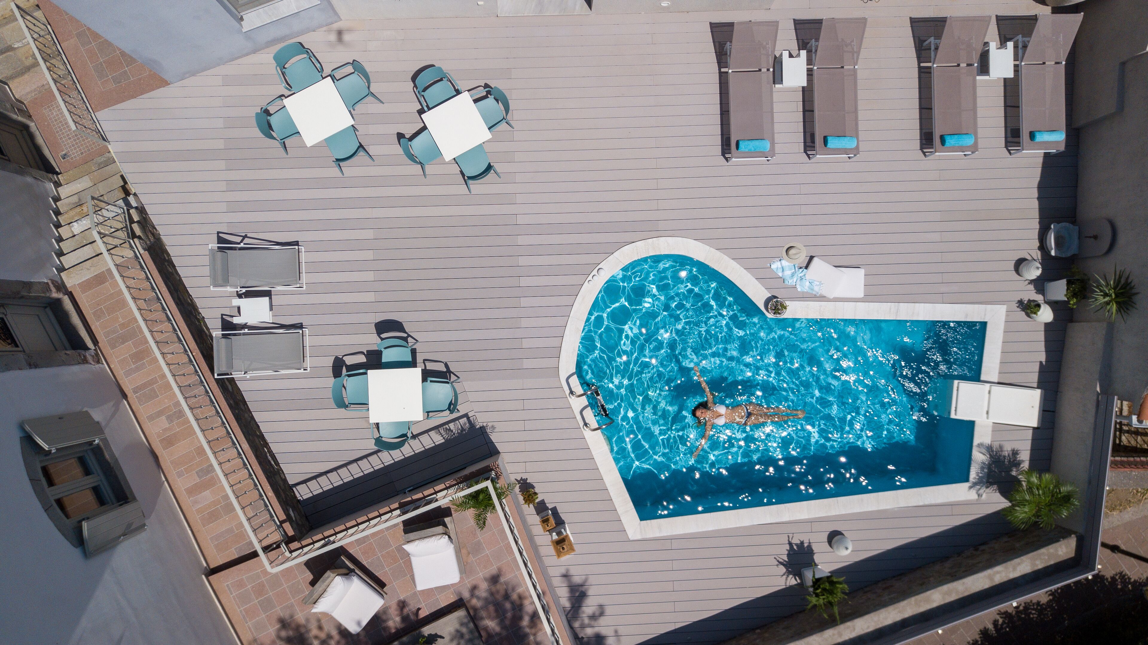 Alberca techada, alberca al aire libre y sombrillas en la alberca