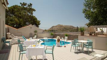 Kolam renang indoor dan kolam renang outdoor, dengan payung kolam renang