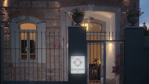 Een hekpoort naar een hotel met een bord waarop staat: "ERESSIAN HOTEL HAMAMHAMAM SPA".
