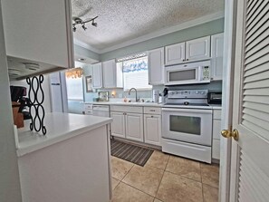 冰箱、微波炉、烤箱、炉灶