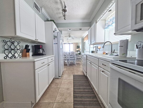 冰箱、微波炉、烤箱、炉灶