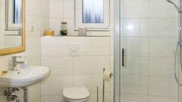 Douche, sèche-cheveux, serviettes fournies, savon