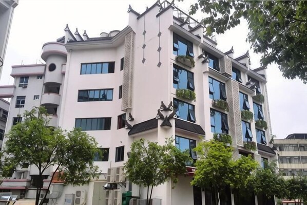 Un edificio de varios pisos con balcones, ventanas amplias y un estilo arquitectónico moderno.